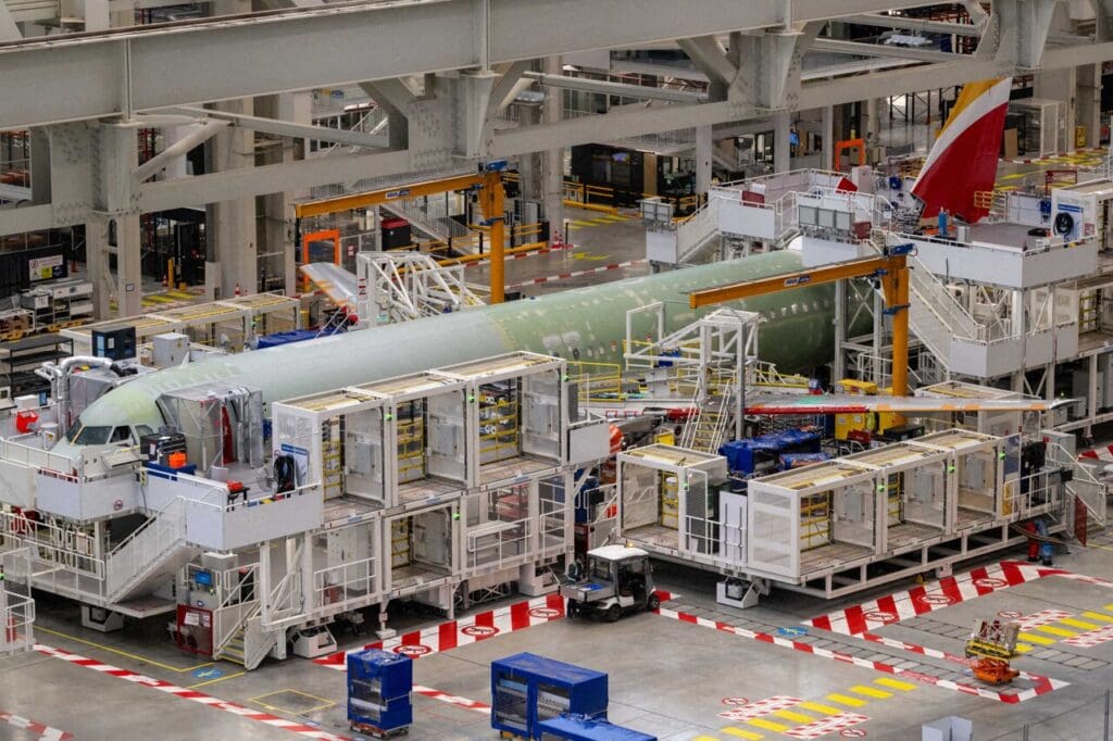 Airbus confirme sa suprématie mondiale en aviation avec 793 livraisons prévues en 2025, signant sa septième année de règne continu