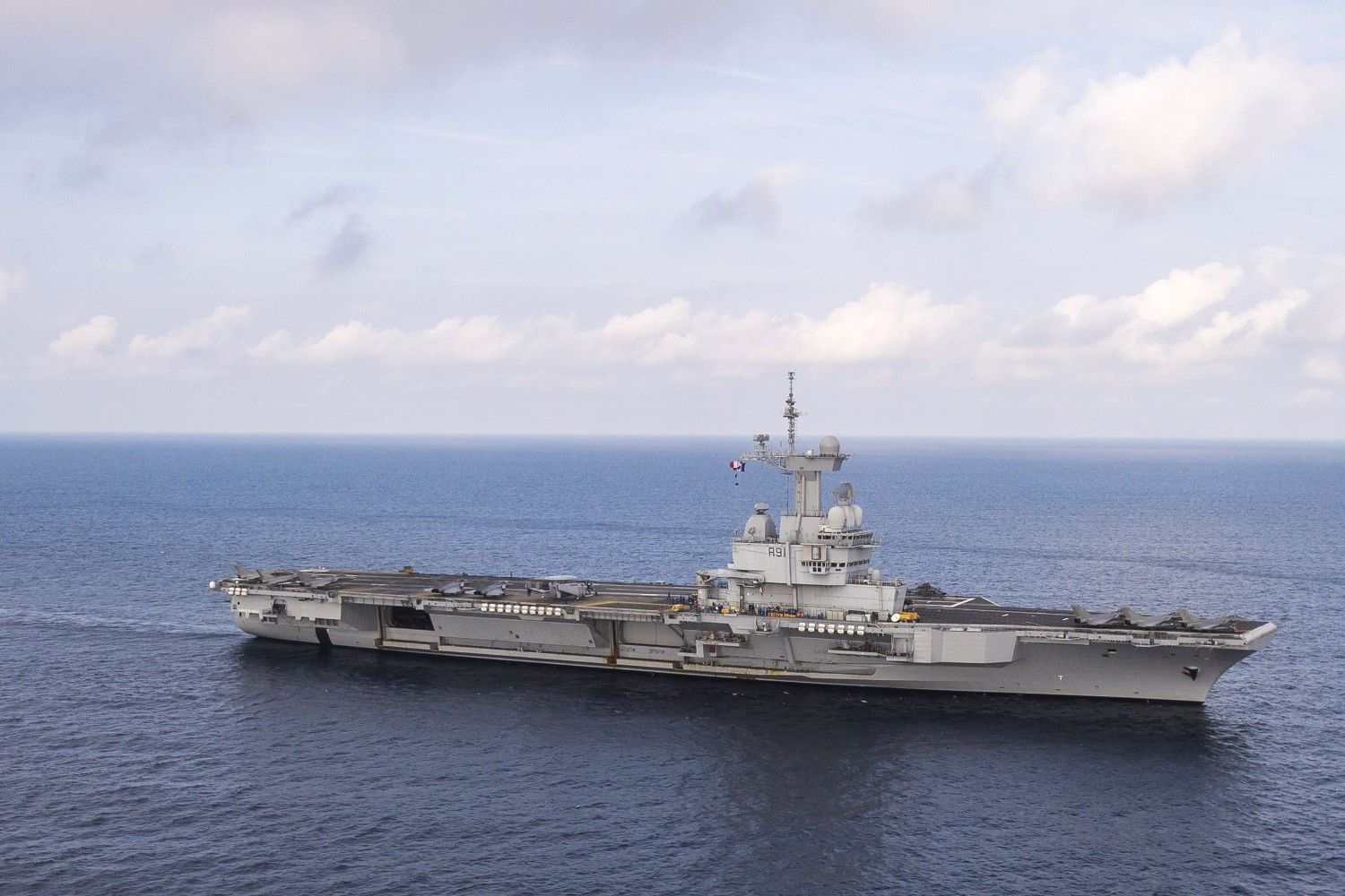 Emmanuel Macron annonce un porte-avions de 10,2 milliards d&rsquo;euros, attendu pour 2038 : un projet d&rsquo;envergure pour la marine française
