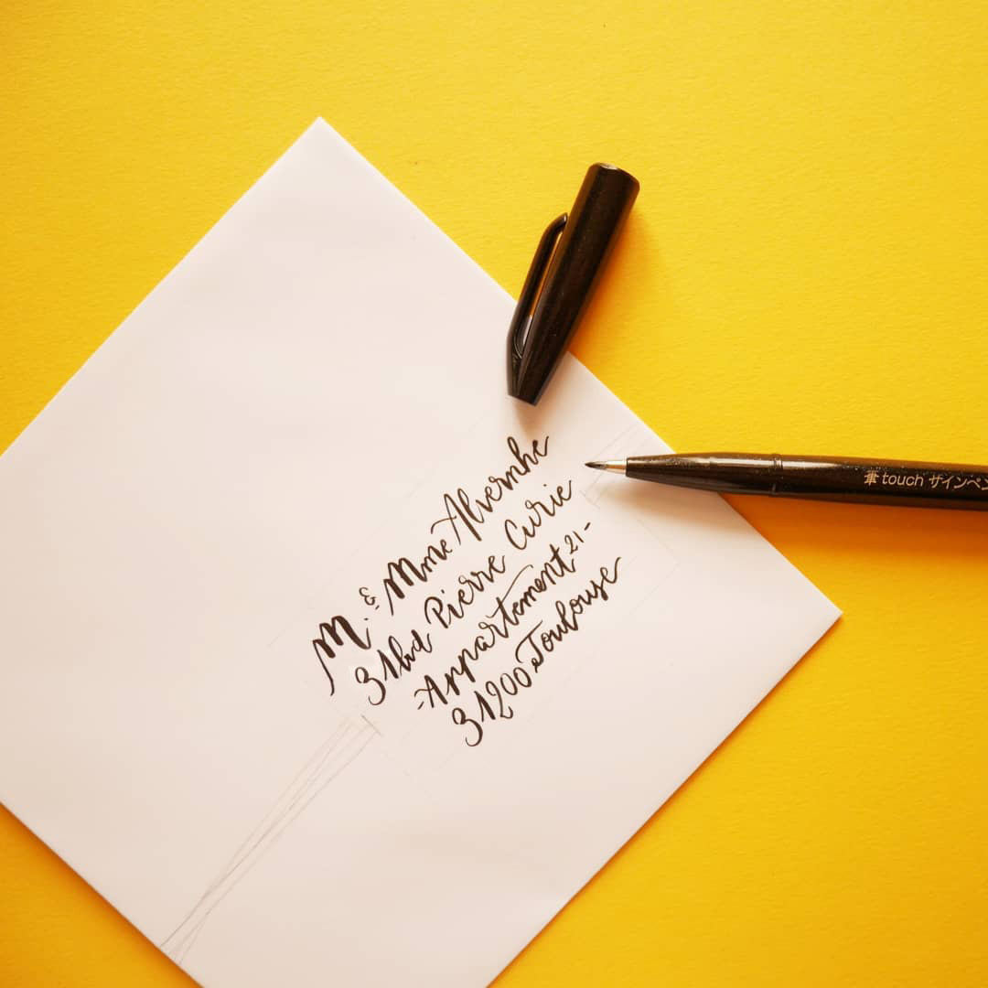Sortez du lot avec une touche personnelle : l&rsquo;art de la calligraphie sur vos enveloppes